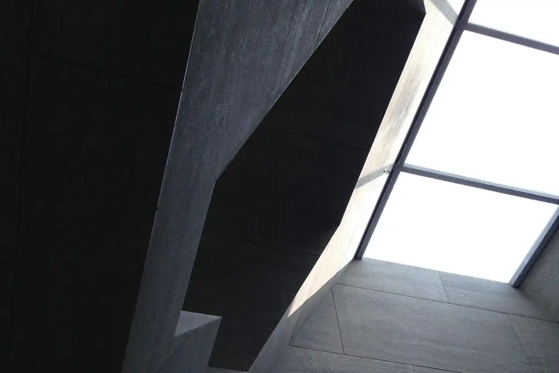 Irodaház modern tetőablak megoldásait bemutató beltéri fotó felfelé nézve az irodaház tetejére