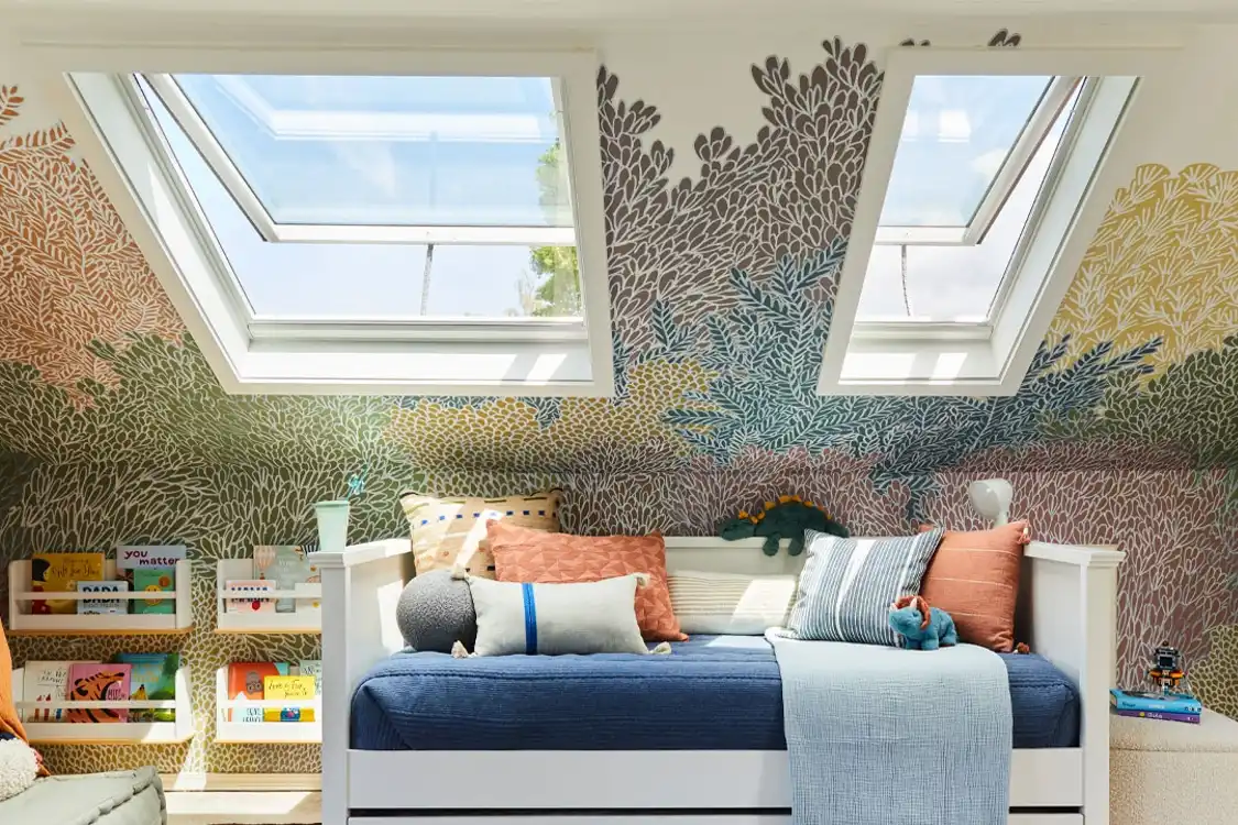Velux tetőablakok egy tetőtéri szobában, színesre festett fallal. Forrás: VELUX USA